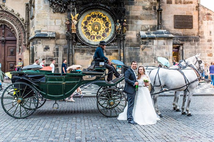After the wedding ceremony, you will be able to drive through the historic center of Prague in a carriage