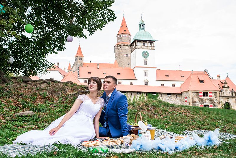 In the park of the Bouzov castle, under the shade of an old oak tree, you can organize a stylish picnic