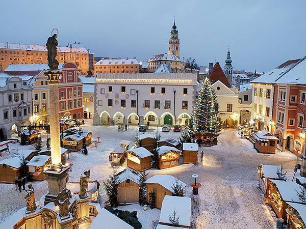 Зимой на главной площади Чешского Крумлова проводятся Рождественские ярмарки