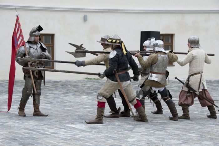 For the entertainment of the guests of the castle  is offered a lot of medieval entertainment