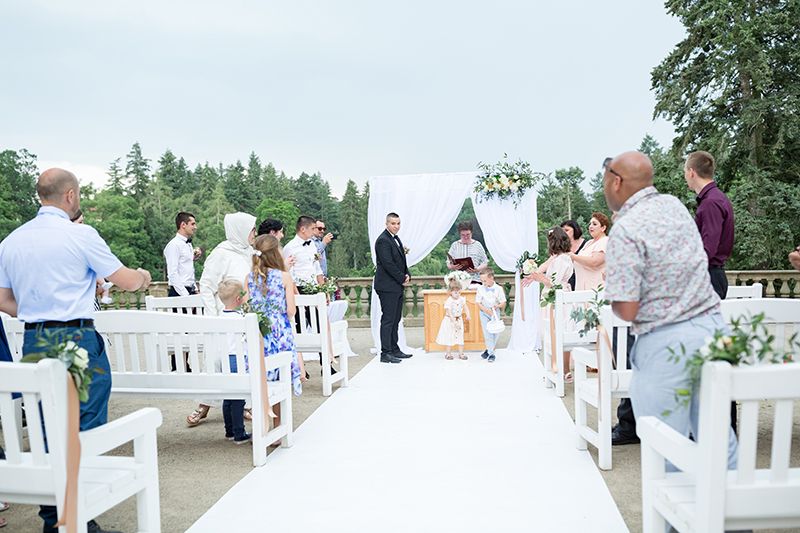 The ideal place for a wedding ceremony in Pruhonice is the terrace next to the castle.