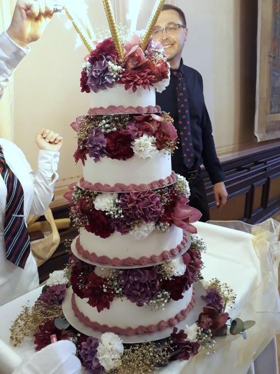 The special pride of the castle's confectioners is a variety of wedding cakes. Y