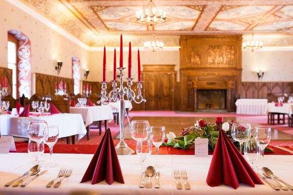 The Viglash castle complex includes two restaurants for organizing a wedding banquet.