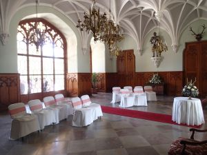В холодное время года или в плохую погоду свадебные церемонии проходят в Рыцарском зале замка 