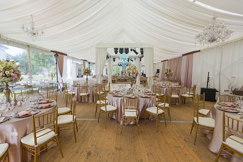Ideal for outdoor wedding banquets - elegant tent next to the hotel