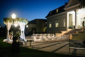 For the most romantic couples in the estate, you can arrange an evening wedding ceremony