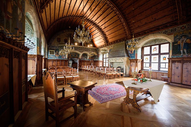 Wedding ceremonies take place in the Knights' Hall of the castle.