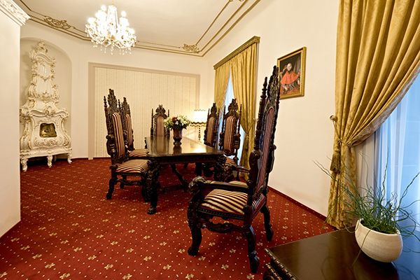 The interior of the manor rooms is also made in the style of the 19th century.