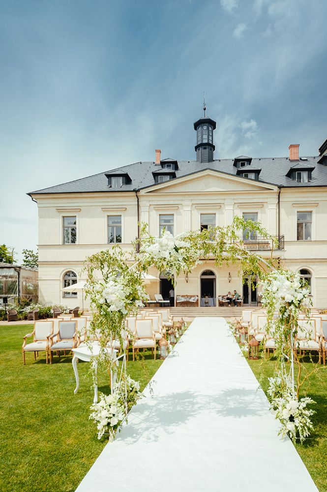 Mcely Castle is an elegant and very cozy place for organizing a wedding ceremony and celebration.