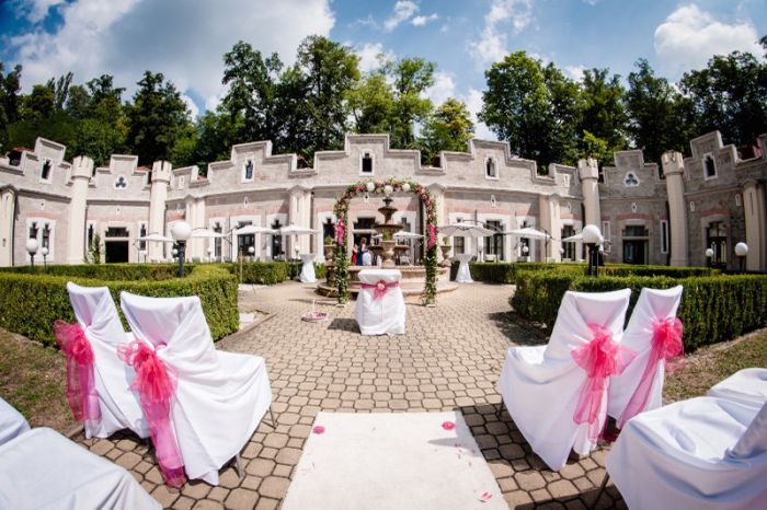 A place for the ceremony in the courtyard of the Stekl hotel next to the castle.