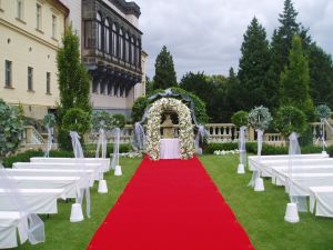 The castle park is suitable for a wedding ceremony with a large number of guests.