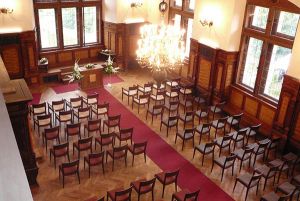 В холодное время года или в плохую погоду свадебные церемонии проходят в Рыцарском зале замка