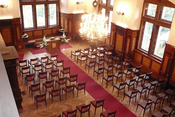 В холодное время года или в плохую погоду свадебные церемонии проходят в Рыцарском зале замка