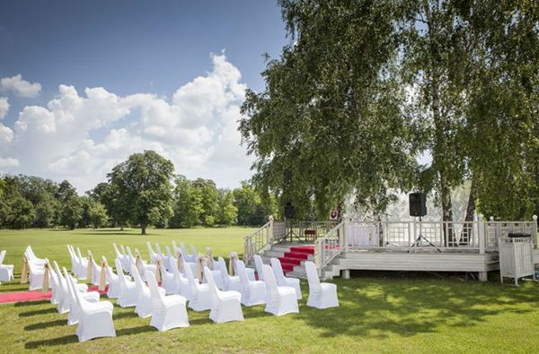 There are several locations in the hotel park for organizing a wedding ceremony