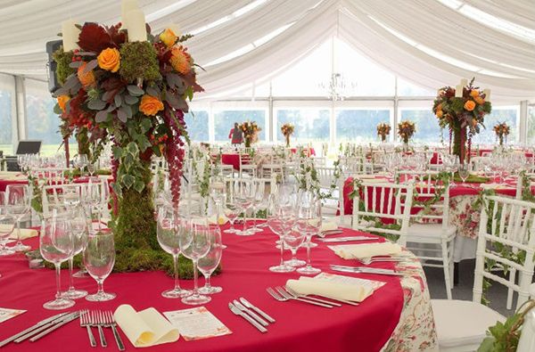 In the wedding tent, you can realize a celebration in different styles and colors.