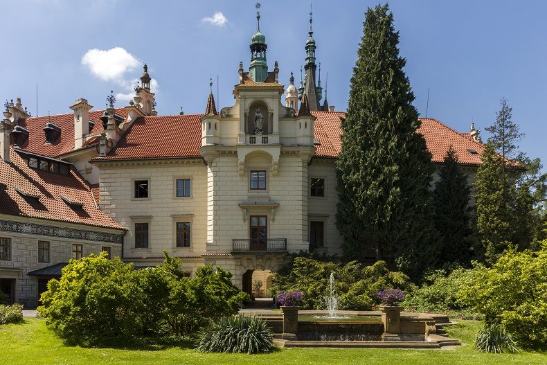 Замок Пругонице - одно из самых популярных свадебных мест в Праге
