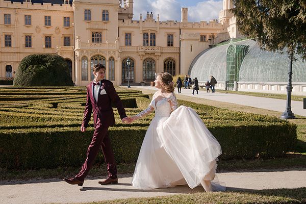 Романтическая прогулка по парку замка после свадебной церемонии