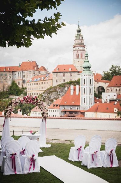 A place for wedding ceremonies with a view of the Bohemian Castle.